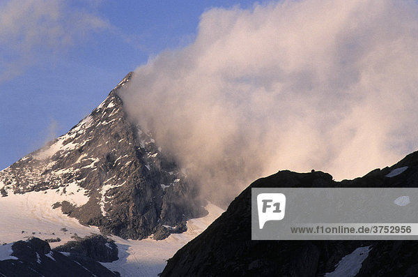 Wolkenfetzen an einem Berg im Abendlicht  Zillertaler Alpen  Tirol  Österreich  Europa