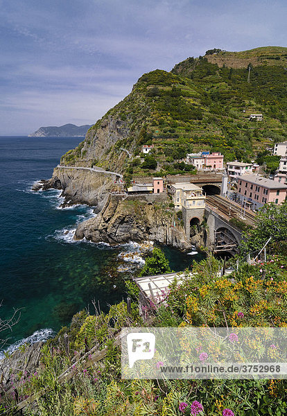 Blick auf den Bahnhof von Riomaggiore  Ligurien  Cinque Terre  Italien  Europa