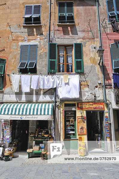 Häuserfassade mit kleinem Geschäft und Wäscheleine  Vernazzo  Ligurien  Cinque Terre  Italien  Europa