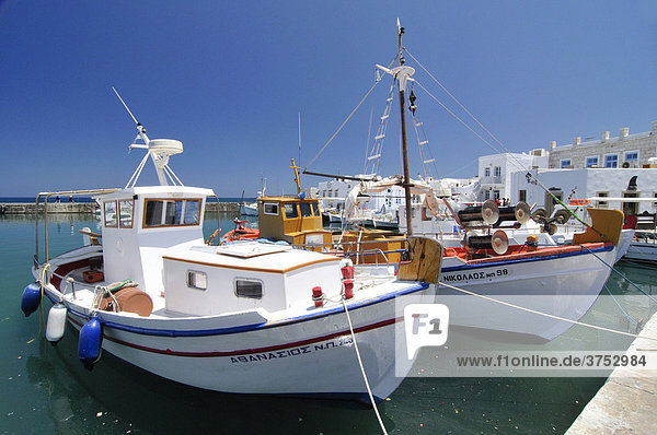 Zwei bunte Fischerboote ankern im Hafen von Naoussa  Paros  Kykladen  Griechenland  Europa