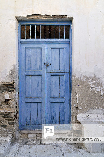 Holztür mit verwitterter blauer Farbe in Naxos  Kykladen  Griechenland  Europa