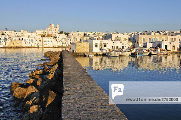 Stadtansicht  weiße Häuser  Mauer und Hafen von Naoussa  Paros  Kykladen  Griechenland  Europa