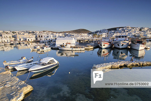Motorboote im Hafen von Naoussa  Paros  Kykladen  Griechenland  Europa