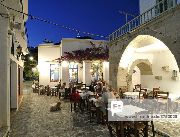 Typisch griechisches Straßenrestaurant  Holztische  Abend  Kykladen  Griechenland  Europa Holztische