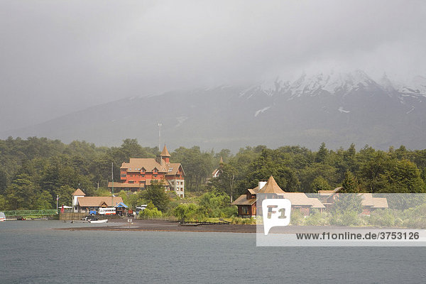Vulkan Osorno und Siedlung Petrohue vom Lago Todos los Santos aus gesehen  Nationalpark Vicente Perez Rosales  Region de los Lagos  Chile