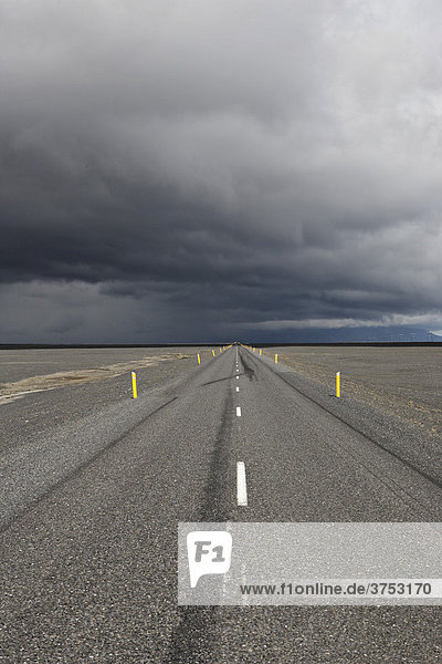 Straße und Gewitterwolken  Sandfläche Skei_ararsandur  Südküste  Island