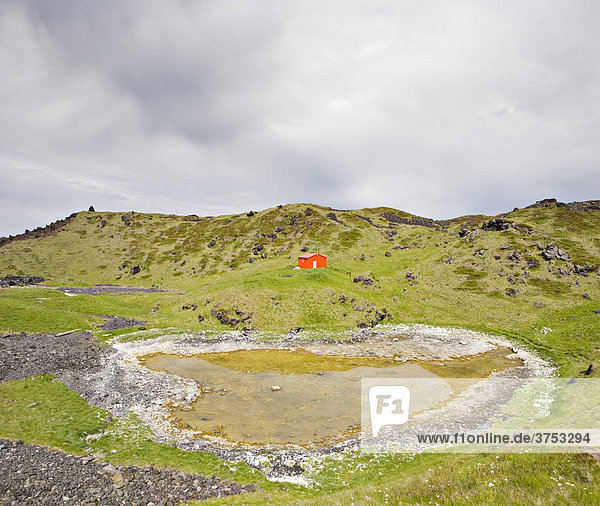 Rettungshütte und teilweise ausgetrockneter Brackwassertümpel  DjupalÛnssandur  Snaefellsness Halbinsel  Island