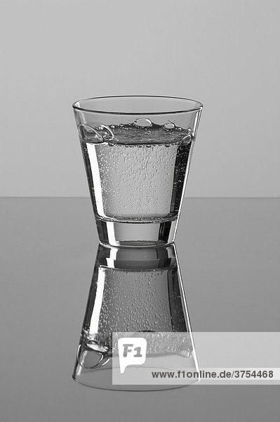 Mineralwasser im Glas