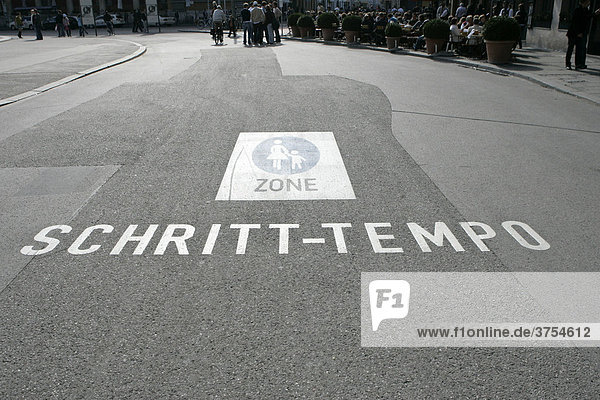 Schritt-Tempo  Schriftzug auf der Straße in einer Fussgängerzone in Muenchen  Bayern  Deutschland  Europa