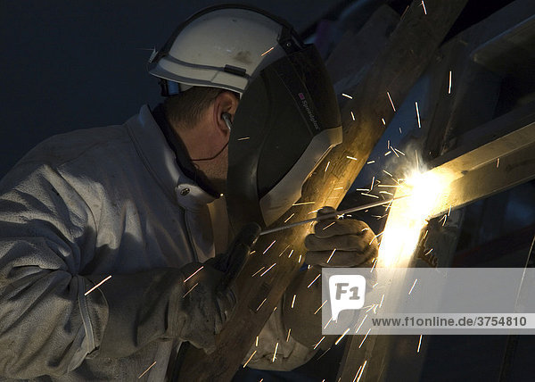 Handwerker bei Bau- und Schweißarbeiten an einem Stahlgerüst  Hamburg  Deutschland  Europa