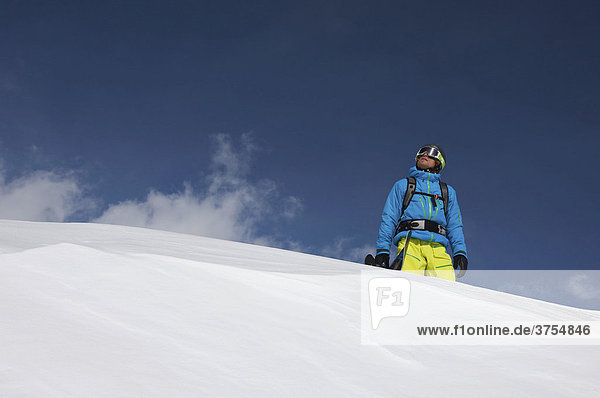 Snowboardfahrer auf Schneeberg  St. Moritz  Diavolezza  Schweiz  Europa