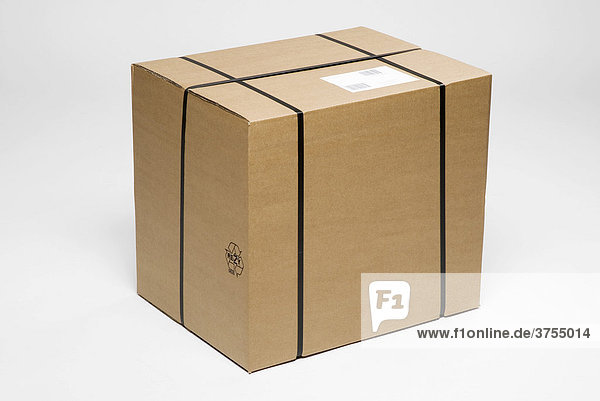 Großes Paket  brauner Wellpappe-Karton mit schwarzen Packbändern  mit Adressaufkleber