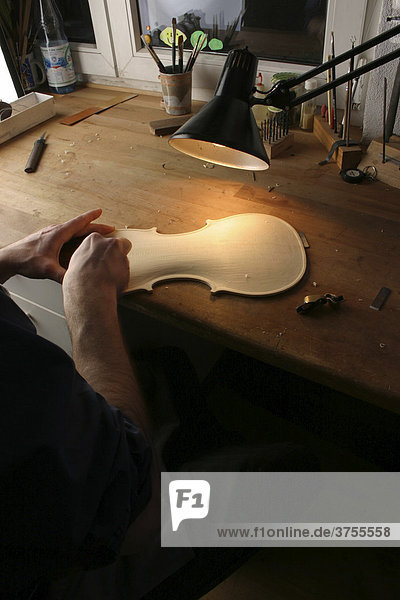 Schnitzarbeiten beim Bau einer Geigendecke