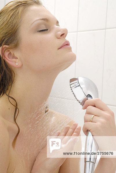 Blonde Frau in der Badewanne