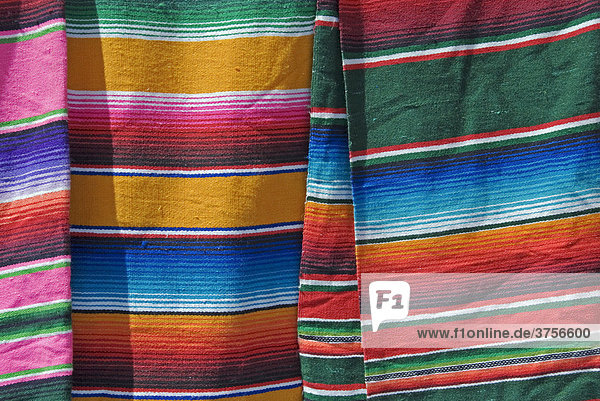 Indianerdorf San Juan Chamula bunte Stoffe Chilli Chiapas Mexico