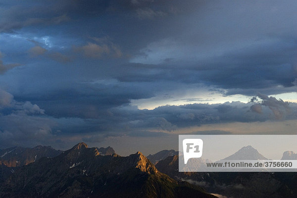 Gewitter über dem Karwendel (Mitte: Fiechter Spitz  von Kellerjoch aus) Karwendel  Tirol  Österreich  Europa