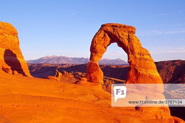Delicate Arch  hinten die La Sal Mountains  Arches Nationalpark  Utah  USA
