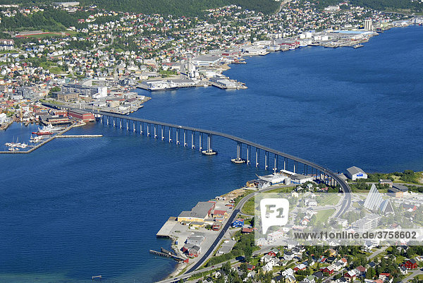 Blick vom Storsteinen auf die Stadt Tromsö mit Brücke über den Sund  Norwegen  Skandinavien