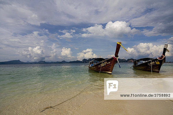 Strand der Kho Poda Insel mit Langboot  Ao Nang  Thailand  Asien