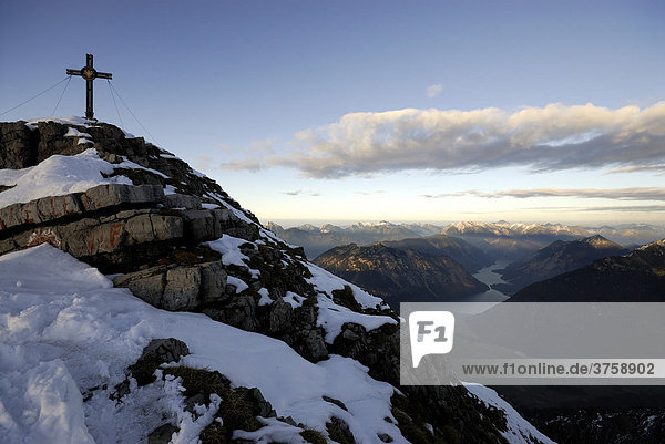 Gipfel mit Gipfelkreuz im Winter (Thanellergipfel)  Berwang  Tirol  Österreich