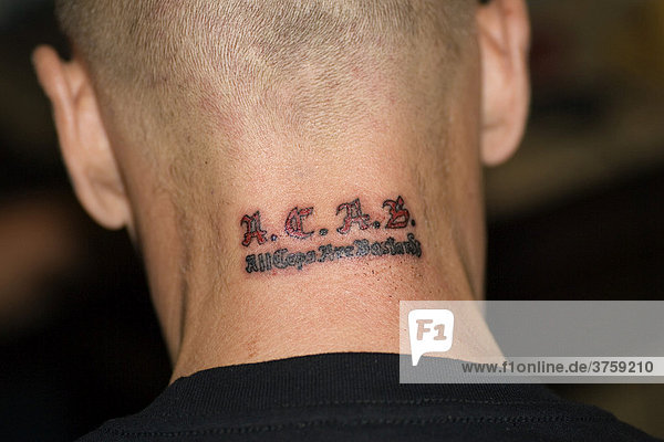 Frisches Tattoo der Rechten Szene All cops are bastards