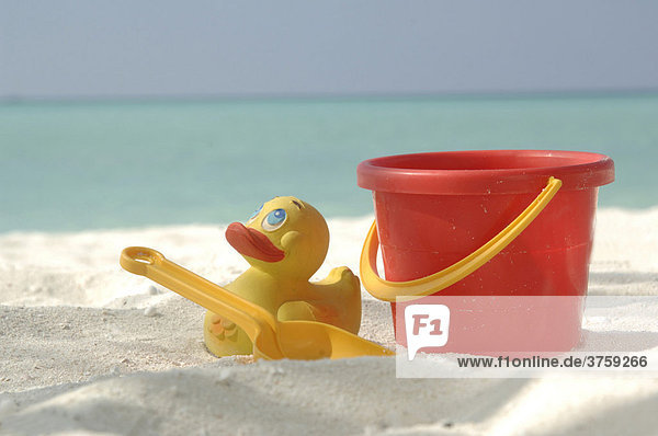 Kinderspielzeug am Strand  Insel Diffushi  Holiday Island  Süd Ari Atoll  Malediven