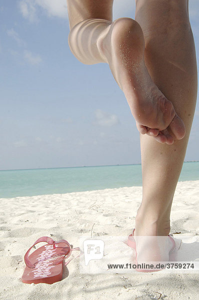 Frauenfüsse in Flip Flops am Strand  Insel Diffushi  Holiday Island  Süd Ari Atoll  Malediven