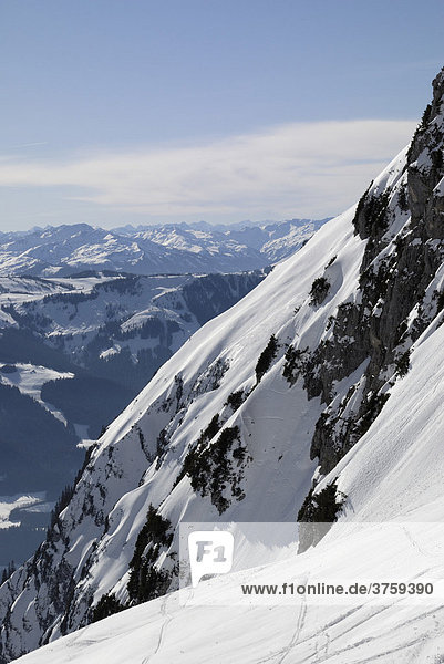 Verschneiter Steilhang Wilder Kaiser Gebirge hinten Skigebiet Hohe Salve  Tirol  Österreich  Europa