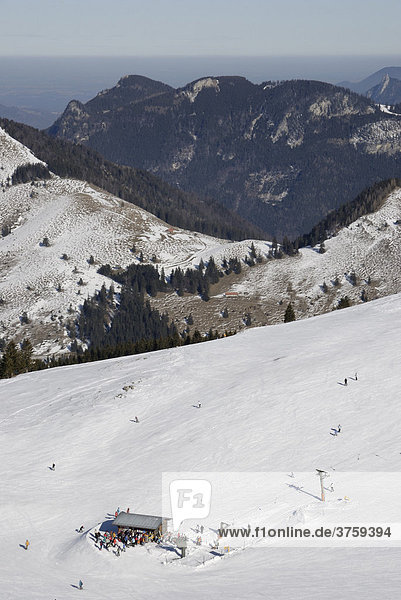 Schlepplift im Skigebiet Sudelfeld in einem schneearmen Winter  Bayerische Alpen  Deutschland  Europa