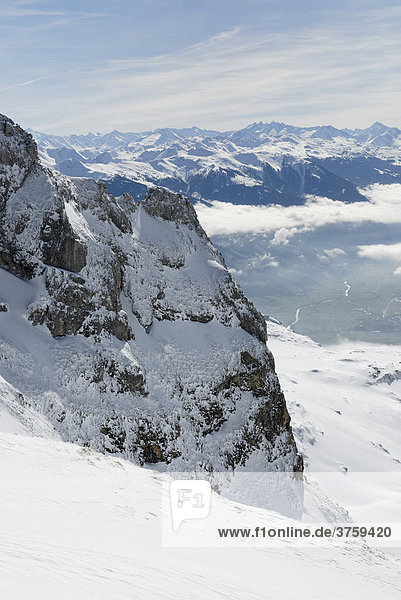 Blick vom verschneiten Rofan Gebirge ins schneefreie Zillertal  hinten Hohe Tauern  Tirol  Österreich  Europa