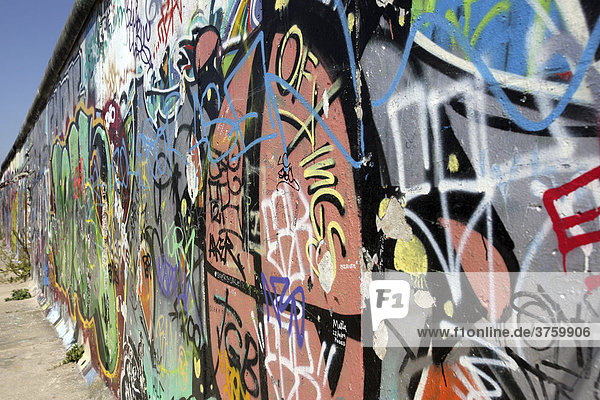 Berliner Mauer an der Eastside Gallery mit Graffiti verziert  Berlin  Deutschland  Europa