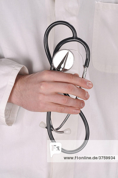 Arzt hält Stethoskop in der Hand
