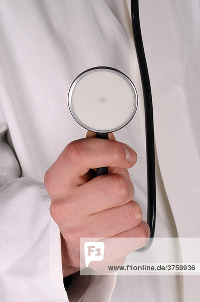 Arzt hält Stethoskop in der Hand
