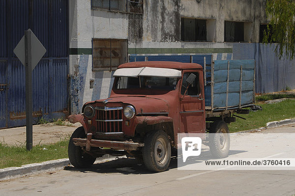 Alter  schrottreifer Kleinlastwagen im Einsatz  Clorinda  Provinz Formosa  Argentinien  Südamerika