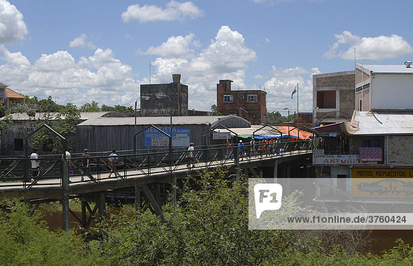 Warentransport auf Schmuggelbrücke zwischen Paraguay und Argentinien  Clorinda  Provinz Formosa  Argentinien  Puerto Falcon  Asuncion  Paraguay  Südamerika