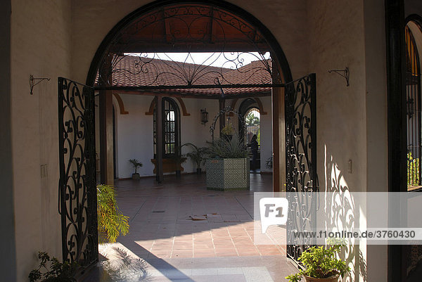Blick in typischen Innenhof eines Kolonialstil-Hauses  Formosa  Argentinien  Südamerika
