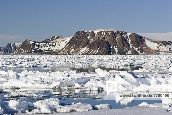 Die Sieben Inseln  Eisschollen  Spitzbergen  Norwegen