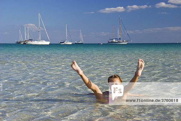 Kleines Mädchen spielt am Strand  Sardinien  Italien