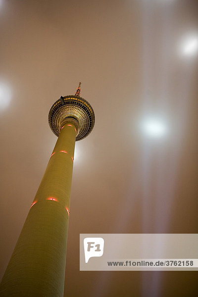 Der Berliner Fernsehturm am Alexanderplatz abends während des Festival of Lights 2007 Berlin Deutschland