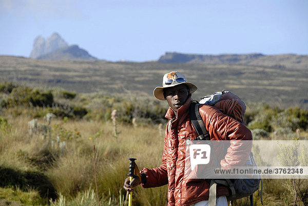 Einheimischer Führer in Heidelandschaft vor Gipfel des Batian (5199 m) Mount Kenia Nationalpark Kenia