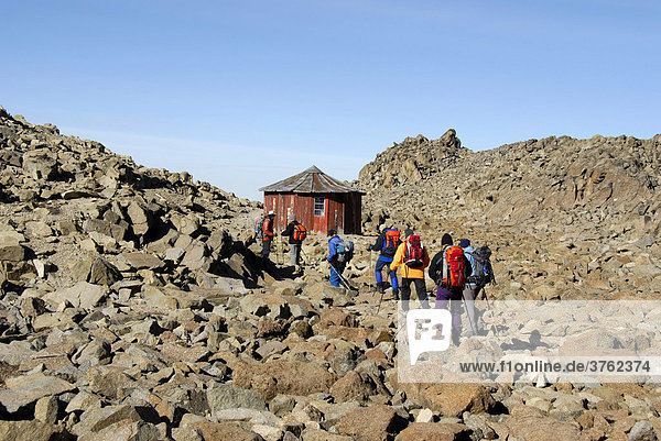 Gruppe Bergsteiger vor Austrian Hut zwischen Felsen Mount Kenia Nationalpark Kenia