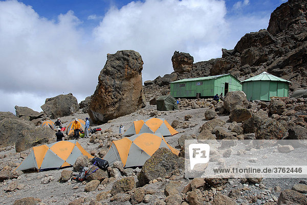 Zelte Hütten und große Felsen School Hut Kikelewa Route Kilimandscharo Tansania
