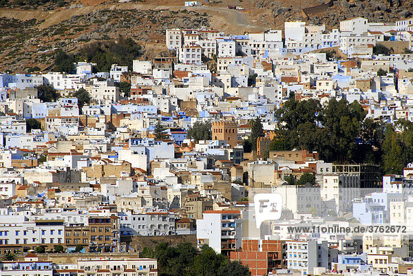 Blick auf viele bunte Häuser der Medina Chefchaouen Marokko