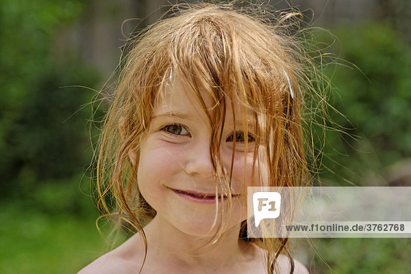 Kleines Mädchen mit wilden nassen Haaren