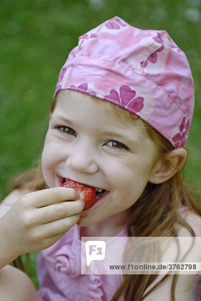 Kind beim Erdbeeren essen