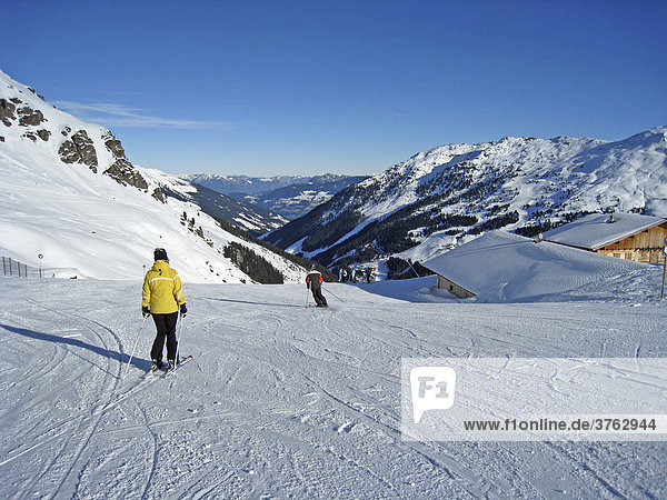 Skifahrer auf Skipiste im Skigebiet Hochfügen  Zillertal  Tirol  Österreich