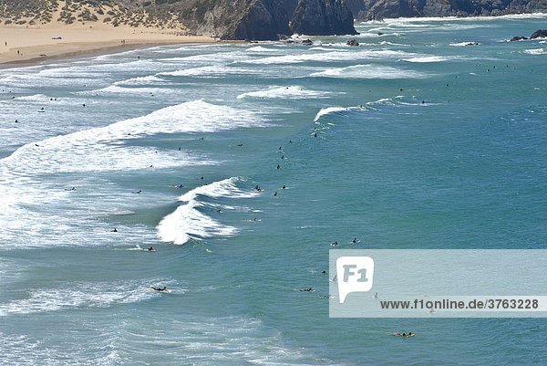 Atlantik  Surfer am bekannten Surfspot Praia do Amado in der Algarve  Portugal  Europa