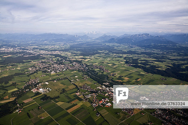 Blick aus dem Heißluftballon  Inntal  Bayern  Deutschland