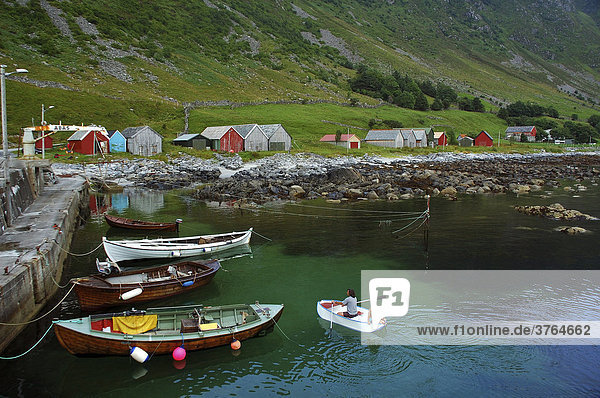 Hafenmole mit kleinen Fischerboote und bunte Holzhäuser  Westkapp  Norwegen