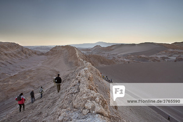Sanddüne im Valle de Luna (Mondtal) bei Sonnenuntergang  San Pedro de Atacama  RegiÛn de Antofagasta  Chile  Südamerika